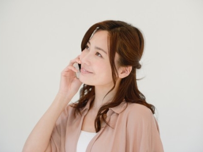 電話をしている女性