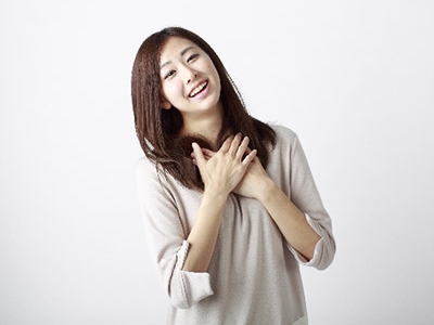 安心した表情の女性