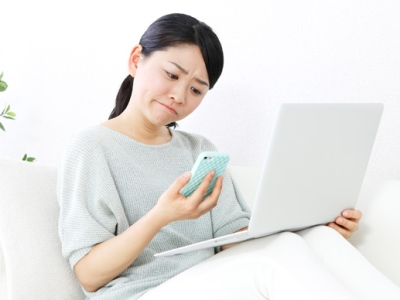 サイトを見て怪しんでいる女性