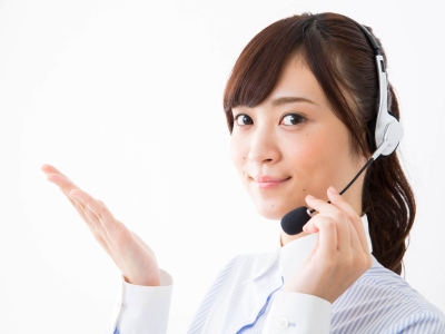 登録と開始の流れを説明する女性