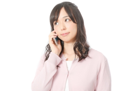 電話する女性