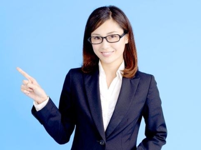 流れを説明する女性