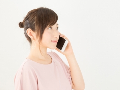 電話を待つ女性