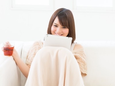 在宅で仕事をする女性