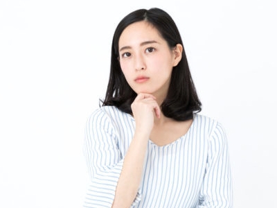 怪しいか考えている女性