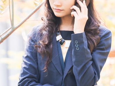 電話しながら考えている女性