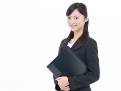 質問に回答する女性