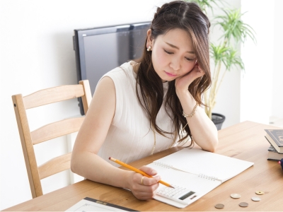 家計を計算する女性