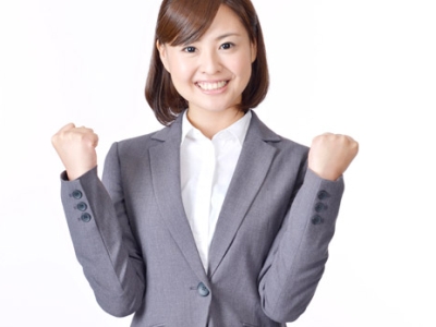 頑張るポーズをするOL