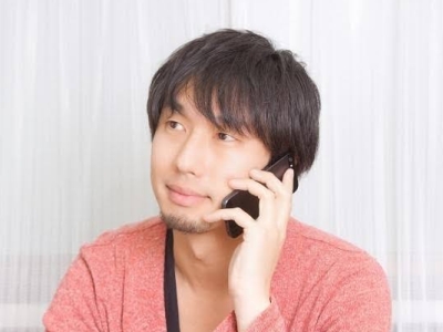 電話する男性