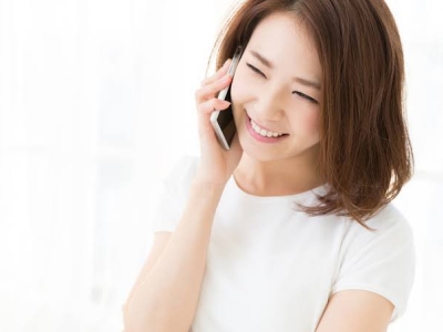 かわいい声を意識して電話する女性